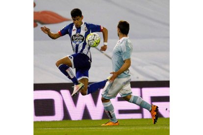 Juanfran (i), intenta controlar el balón ante Jonathan Castro. S. SAS