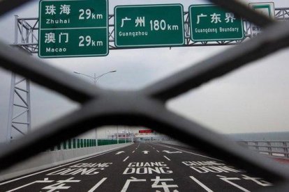 Valla temporal en la frontera de Hong Kong en el puent