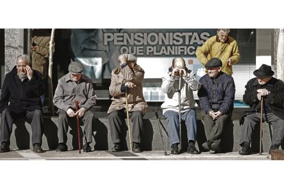 La esperanza de vida se ha disparado y hoy llegar y cruzar los 100 años no representa una excepción. En León viven 300 centenarios. J.F.S.