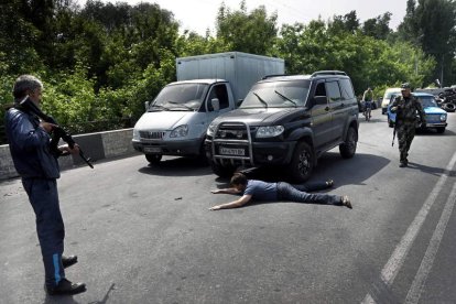 Prorrusos detienen en Slaviansk a un hombre sospechoso de ayudar al Ejército ucraniano.