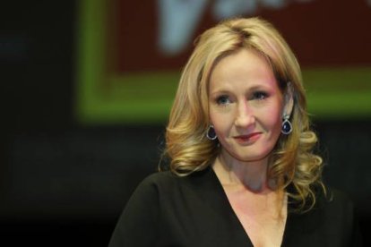 Fotografía de archivo. La autora J. K. Rowling durante la publicación de su libro 'The Casual Vacancy', en Londres.