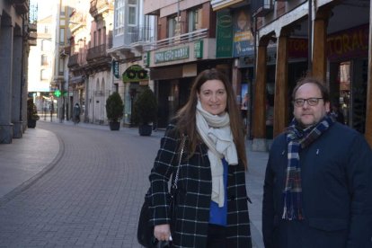 María Elena Baílez y Javier Carrera, ayer en una de las calles más comerciales de La Bañeza. MEDINA