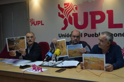 Los concejales de UPL y PP enseñaron fotografías de bodegas rapadas con escombros en El Jano. MEDINA