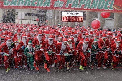 Salida de la carrera de Papá Noel junto al estadio Santiago Bernabéu.