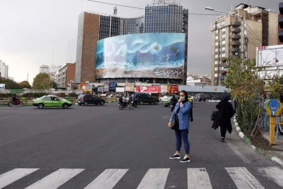 Peatones en la calle de Teherán en la que los agentes israelíes acabaron con el número 2 de Al Qaeda. ABEDIN TAHERKENAREH