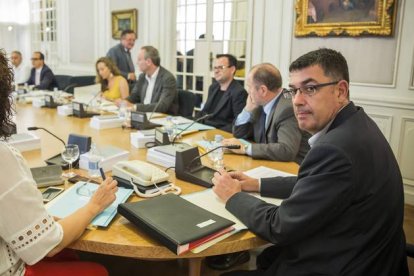 Enric Morera, presidiendo la comisión de Gobierno Interior.