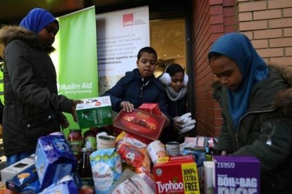 Niños en el Reino Unido recibiendo ayuda humanitaria.