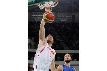 Pau Gasol machaca la canasta francesa. JORGE ZAPATA