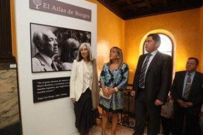 María Kodama durante la visita de la exposición de Borges en el Centro leonés de Arte.