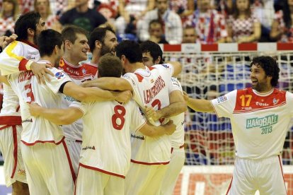 Los jugadores de la selección española, con el leonés Juanín García a la derecha de la imagen, celebran el pase a semifinales.