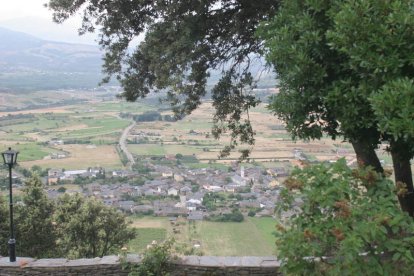 La localidad de Congosto vista desde La Peña, ambas incluidas en la Ruta de la Conquista.