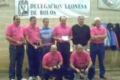 Los integrantes del equipo campeón posan con los trofeos conseguidos al término de la competición