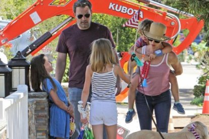 Ben Affeck y Jennifer Garner celebran el 4 de julio con sus hijos Violet, Seraphina y Samuel.