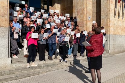 Protesta de los funcionarios de Justicia ante los juzgados. DL