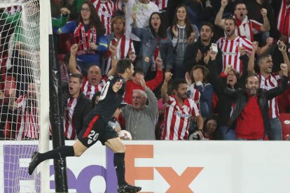 Aduriz celebra tras marcar ante el Ostersund el gol de la victoria. JAVIER ZORRILLA