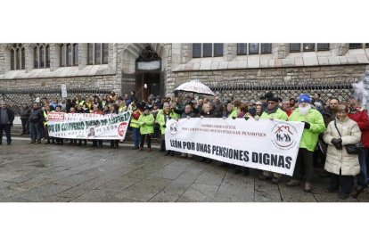 Protesta en León por las pensiones dignas. MARCIANO PÉREZ