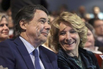 Ignacio González y Esperanza Aguirre, durante el acto de entrega de carnets a nuevos afiliados del PP de Madrid, el 9 de diciembre del 2014.