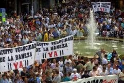 Una manifestación para reclamar el circuito, celebrada en La Bañeza en julio del 2001