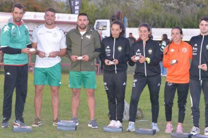 Foto de familia de los campeones y campeonas provinciales com David, Clemente, Tomás, Unai, Priscila, Edili y Cecilia. ÁLVARO QUIÑINES