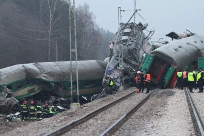 La policía y los servicios de emergencia, en el escenario del choque frontal entre dos trenes cerca de Zawiercie (Polonia).