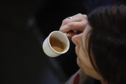 Mujer con una taza de café.