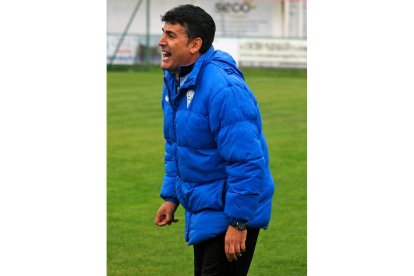 Roberto Carlos Fernández, a la izquierda, técnico de La Virgen y Luis Carnicero, de La Bañeza. JESÚS/F. OTERO