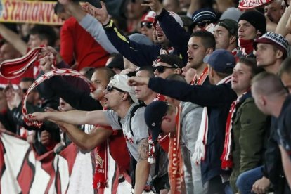Los seguidores del Colonia, en campo del Arsenal