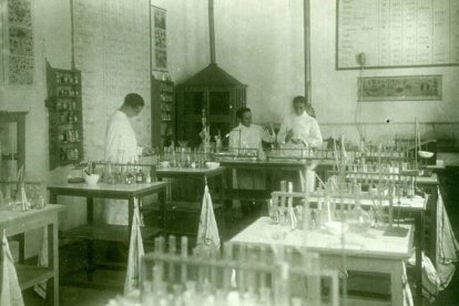 Alumnos en el laboratorio del antiguo edificio de los escolapios en el Corral de Villapérez. ARCHIVO