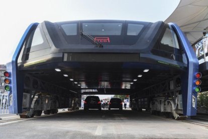 China estrena un autobús que circula por encima de los coches.