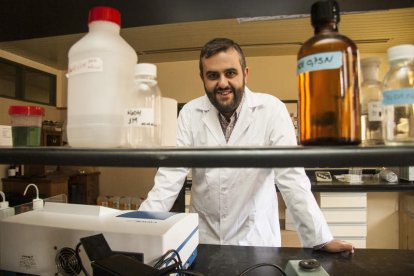 Avelino Álvarez Ordóñez en el laboratorio del Departamento de Higiene y Tecnología de los Alimentos de la Facultad de Veterinaria de la ULE. F. OTERO PERANDONES