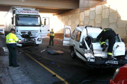 Un bombero, durante el rescate del conductor herido en Valdefresno.