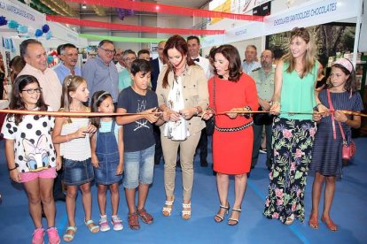 La presidenta de las Cortes de Castilla y León, Silvia Clemente (C), inaugura la XIII Feria del Dulce en Benavides de Órbigo acompañada por la alcaldesa, Ana Rosa Sopeña