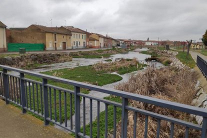 Vista del arroyo de Huerga de Garaballes con el que riegan en la localidad. A. RODRÍGUEZ