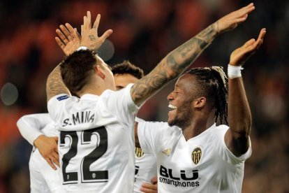 Los jugadores valencianistas celebran el primer gol logrado por Carlos Soler. FOSTERLING