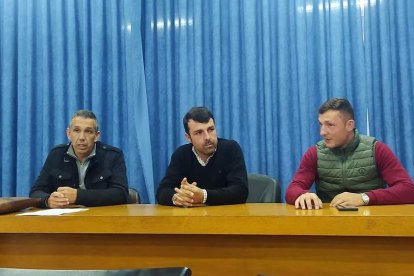 Jesús Rodríguez Carnero, en el centro de la imagen, junto a otros dirigentes comarcales del PP. DL