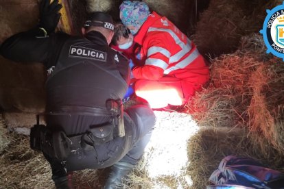 Rescate del herido tras caerse encima una paca 18 pacas de paja. POLICÍA NACIONAL DE PONFERRADA