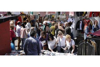 En el rastro dominical, que se celebra en el paseo de Papalaguinda, se contabilizan 420 puestos marcados. MARCIANO PÉREZ