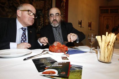 Más de cien personas acudieron a la presentación en León del botillo.