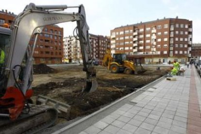 La parcela está situada en el ángulo que forman las calles Laboratorio y Churruca.