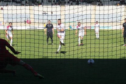 Raúl Torres marca de penalti uno de los tres goles conseguidos en el partido frente al Palencia que acabó con un 3-0 final.