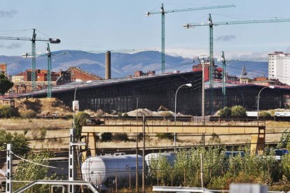 El edificio del Recinto Ferial tiene ya su cubierta ejecutada y ahora espera por el acristalamiento de la fachada