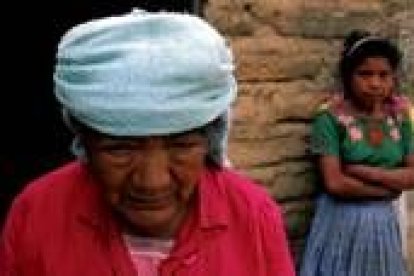 Una mujer y una niña indígena de Guatemala, uno de los países con mayor pobreza infantil extrema