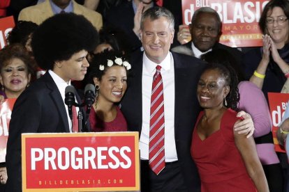 Bill De Blasio abraza a su mujer y a sus hijos.