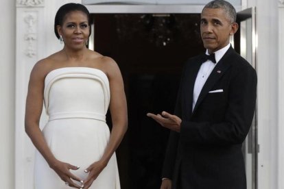 Michelle Obama escoge un traje de Brandon Maxwell, el diseñador favorito de Lady Gaga.