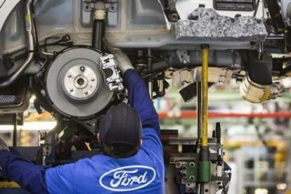 Un empleado en la planta de Ford en Almussafes.