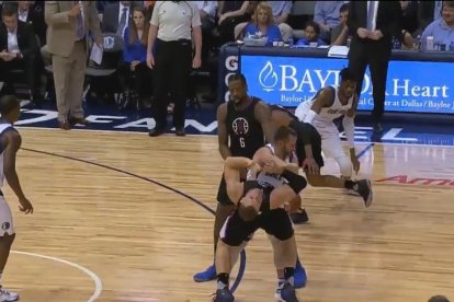 J.J. Barea propina un puñetazo a Blake Griffin.