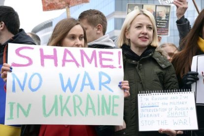 Dos jóvenes participan en una protesta contra la intervención de Rusia en Ucrania, el lunes en Bruselas.