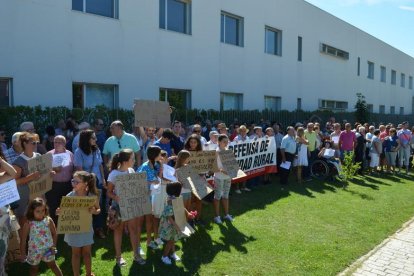 Concentración en defensa de la sanidad rural el 11 de agosto en el centro de salud de Valencia de Don Juan, por la la falta de médicos y supresión de consultas, liderada por el Ayuntamiento de Matanza de los Oteros y secundada por Fuentes de Carbajal.