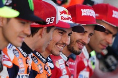 Jorge Lorenzo, entre Marc Márquez y Andrea Dovizioso, en la presentación del Mundial, en Catar.