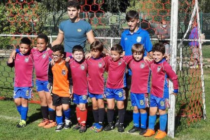 Formación del equipo del Nuevo Recreo Industrial que disputa la competición benjamín. DL